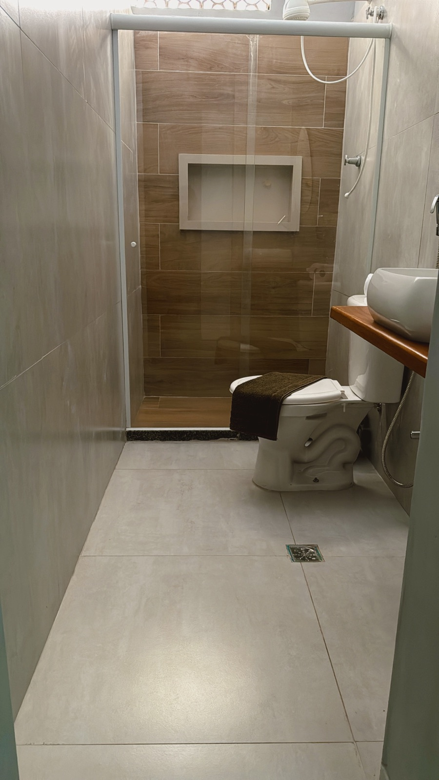 Banheiro privativo de uma suíte do Seropédica Palace Hotel